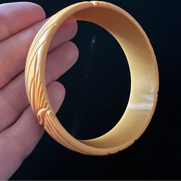 Carved Bakelite Yellow Bangle Bracelet Real Vintage Egg Yolk - Picture 5 of 9